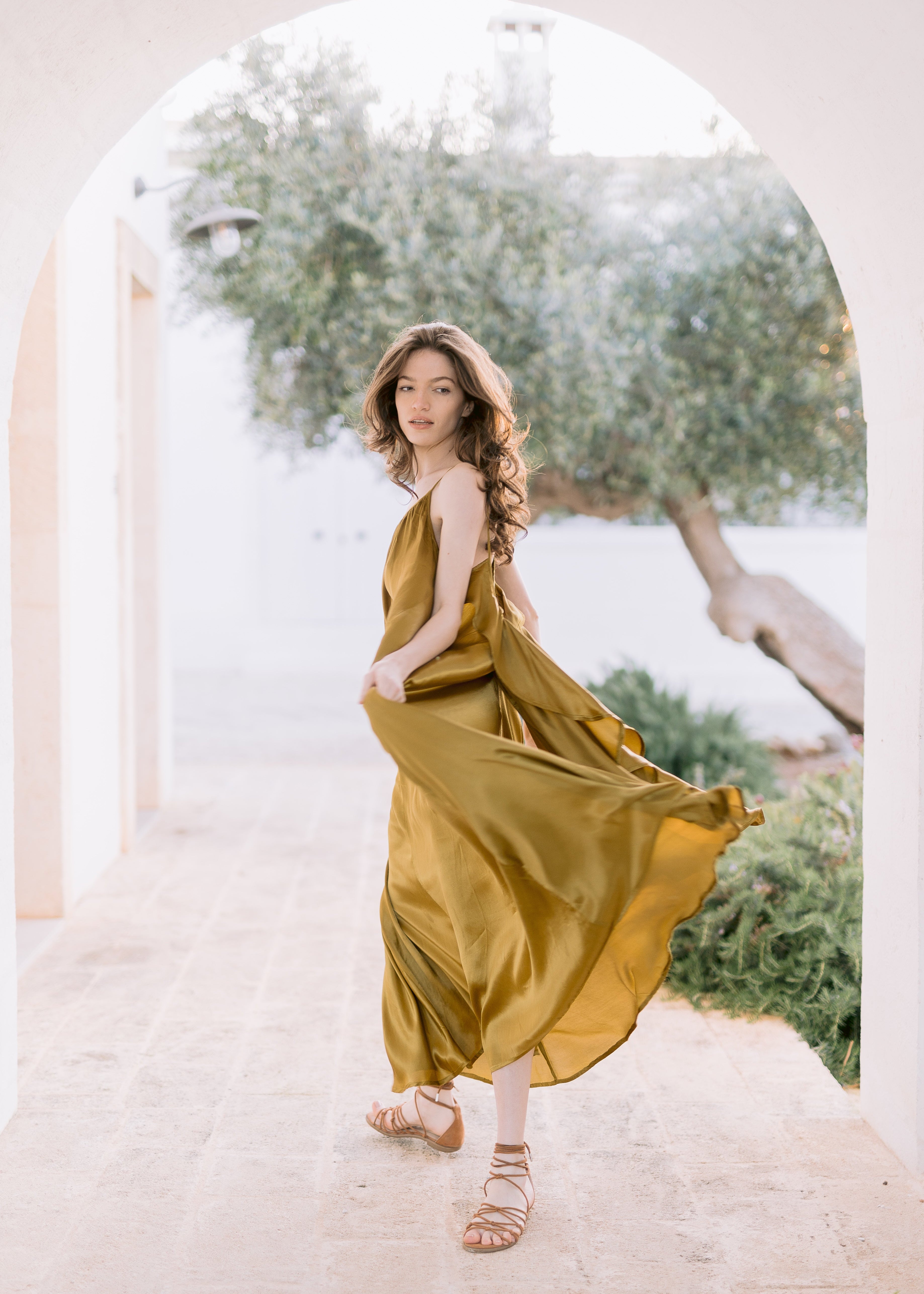 Rochie de vară cu spatele gol Syros din mătase naturală de culoare aurie