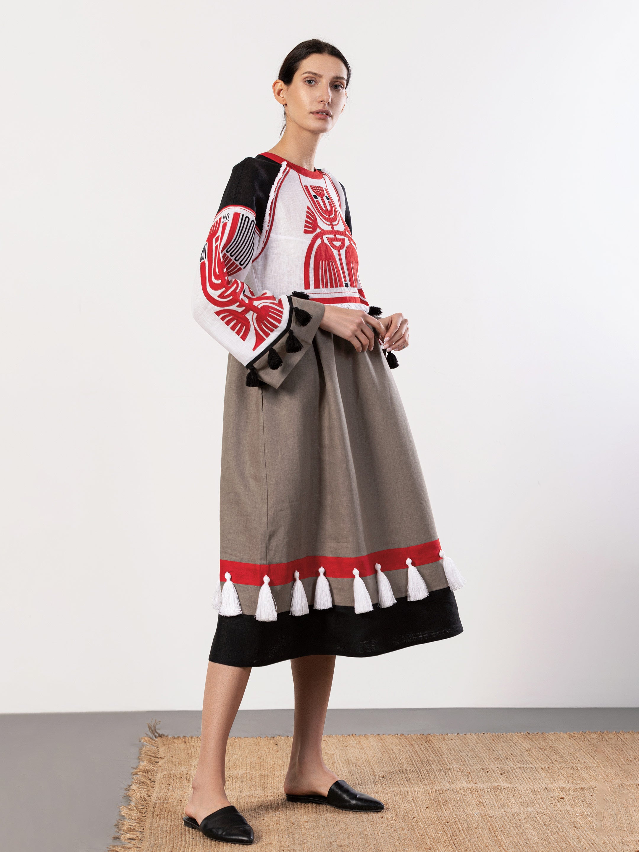 Rochia Icon Red din in natural cu aplicatii colorate