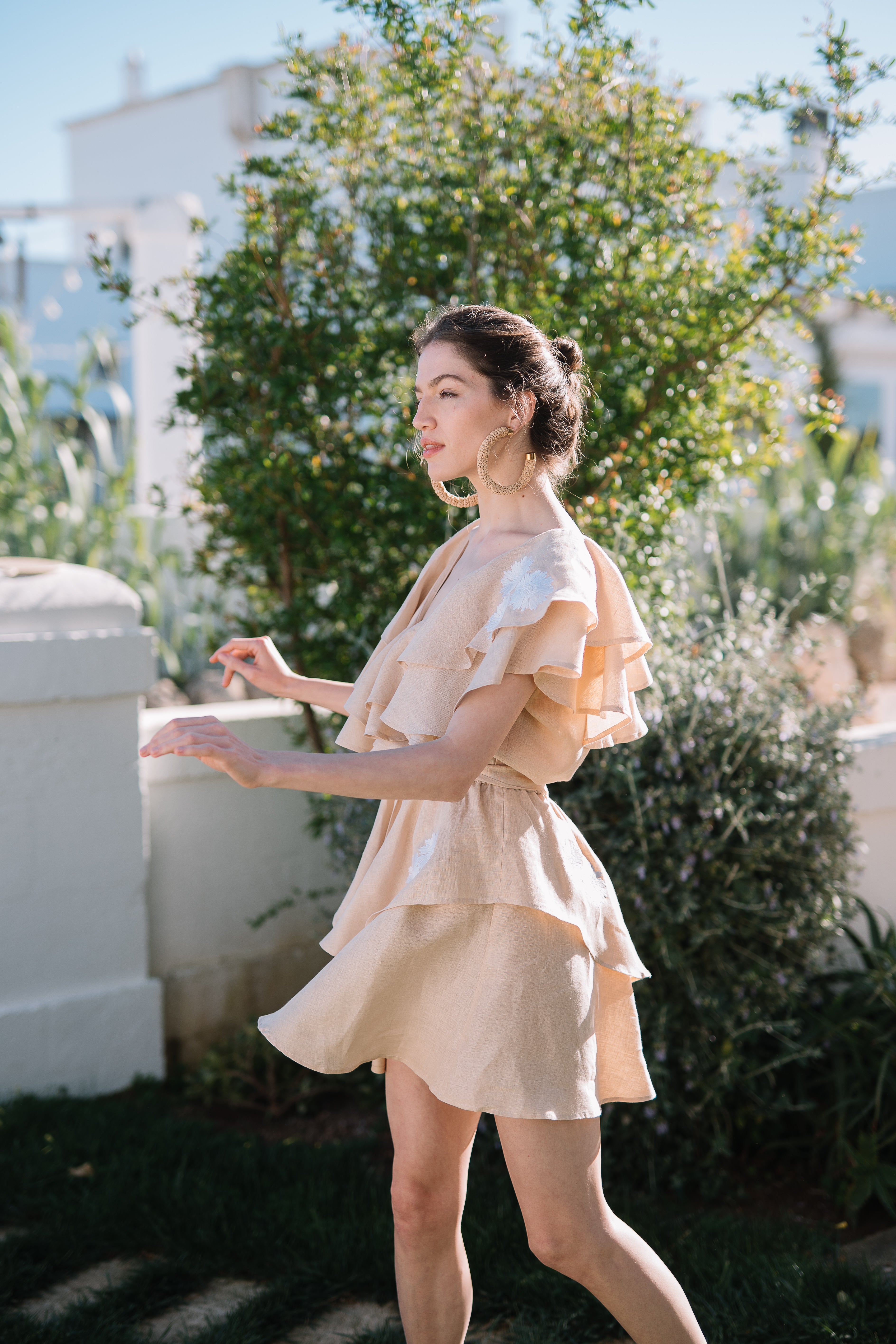 Rochie Diona mini din in natural cu volane si broderie florala