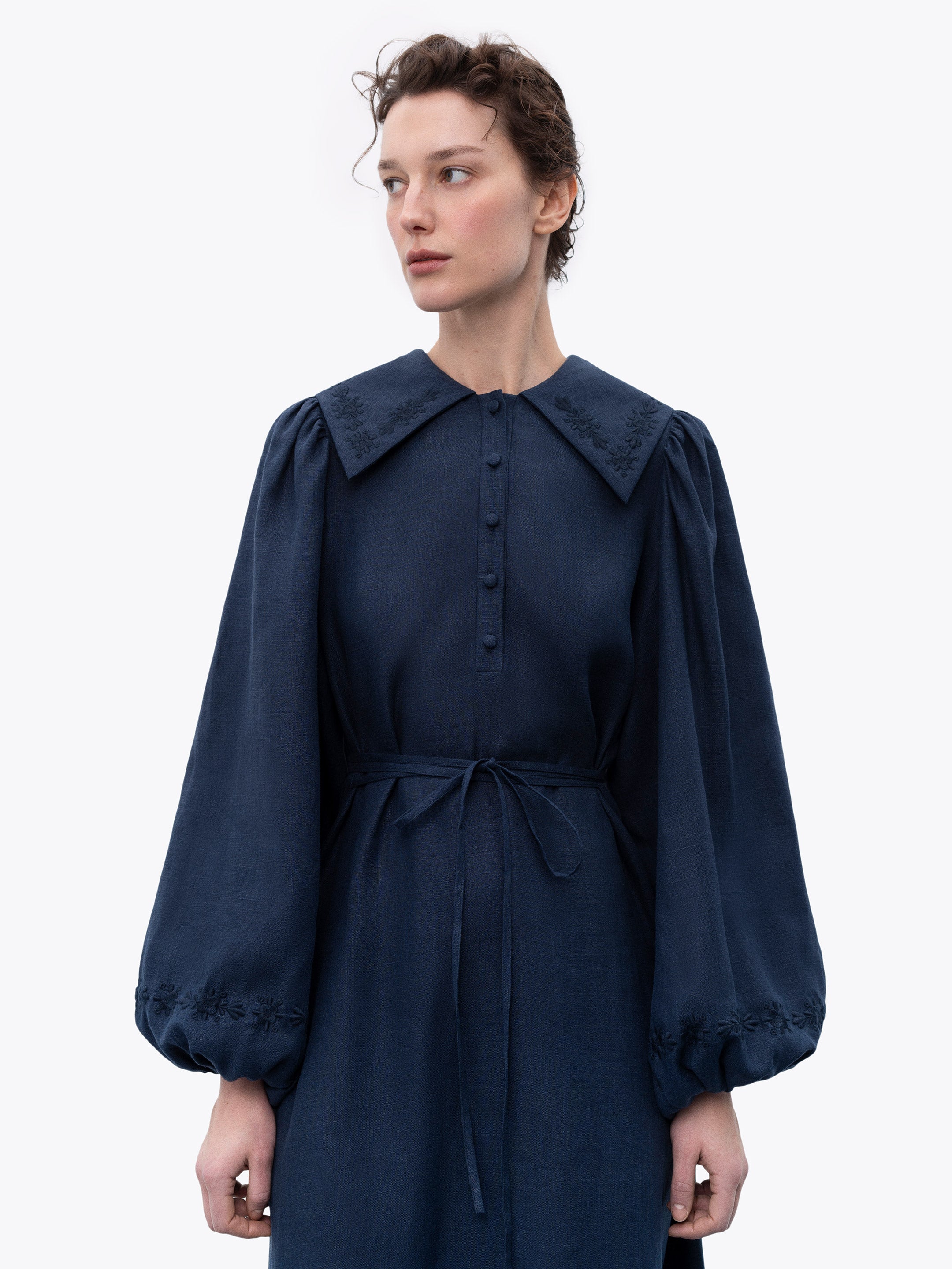 Rochie din in bleumarin cu broderie Pervotsvit