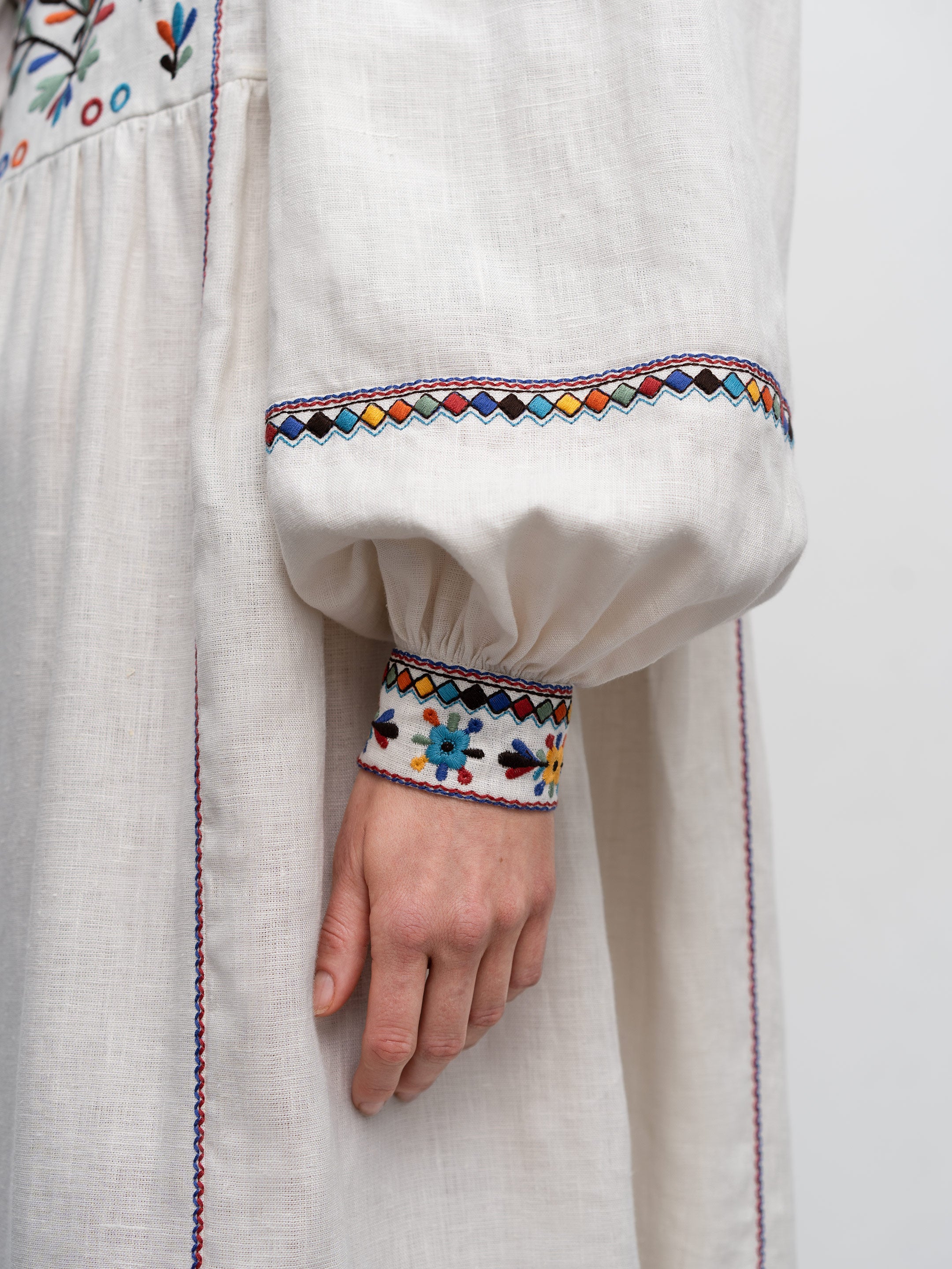 Rochia lungă Yaryna din in natural cu broderie ornamentală yavorivsky