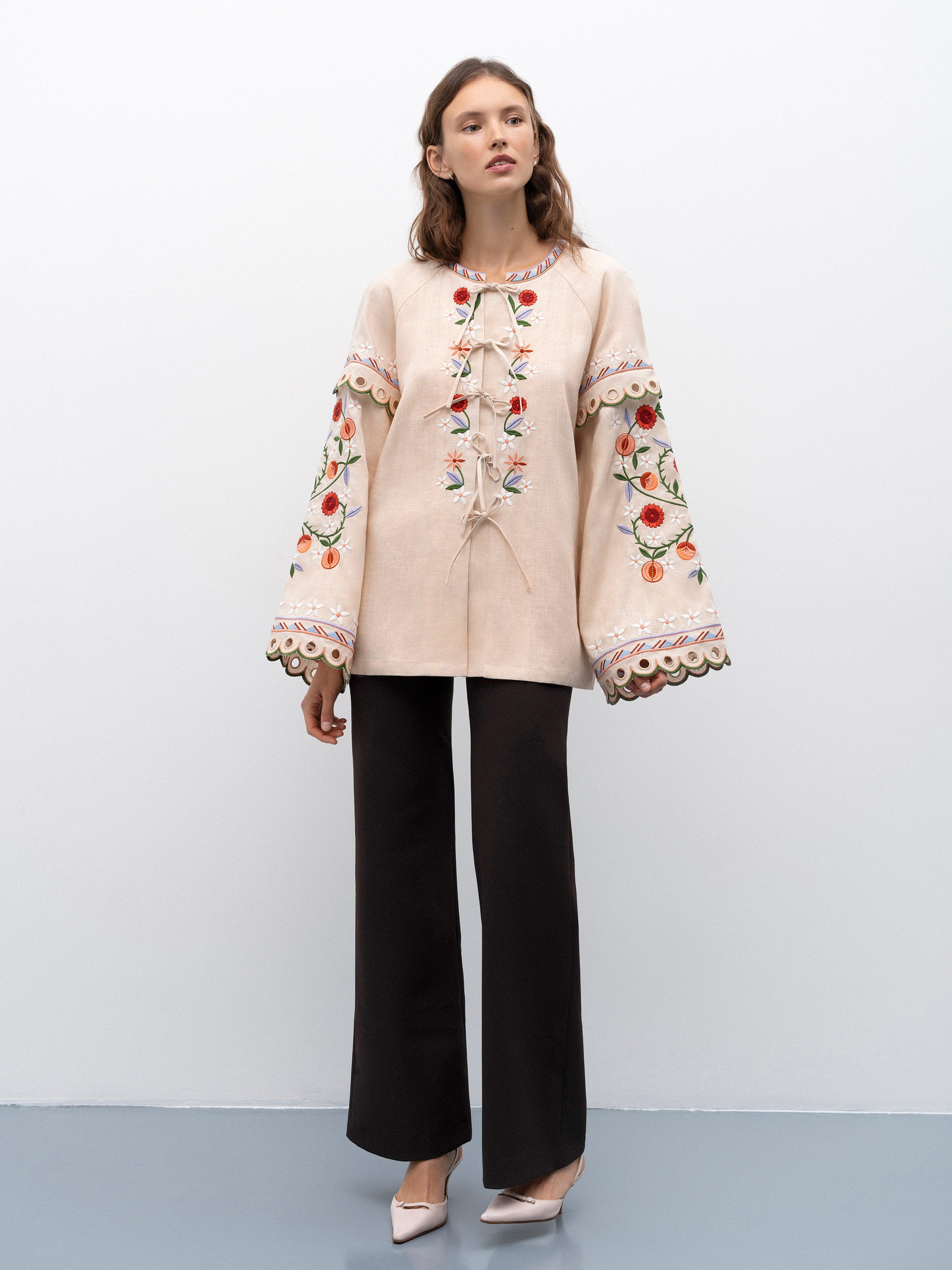 Bluza Abrykosy din in natural alb cu broderie abundentă 