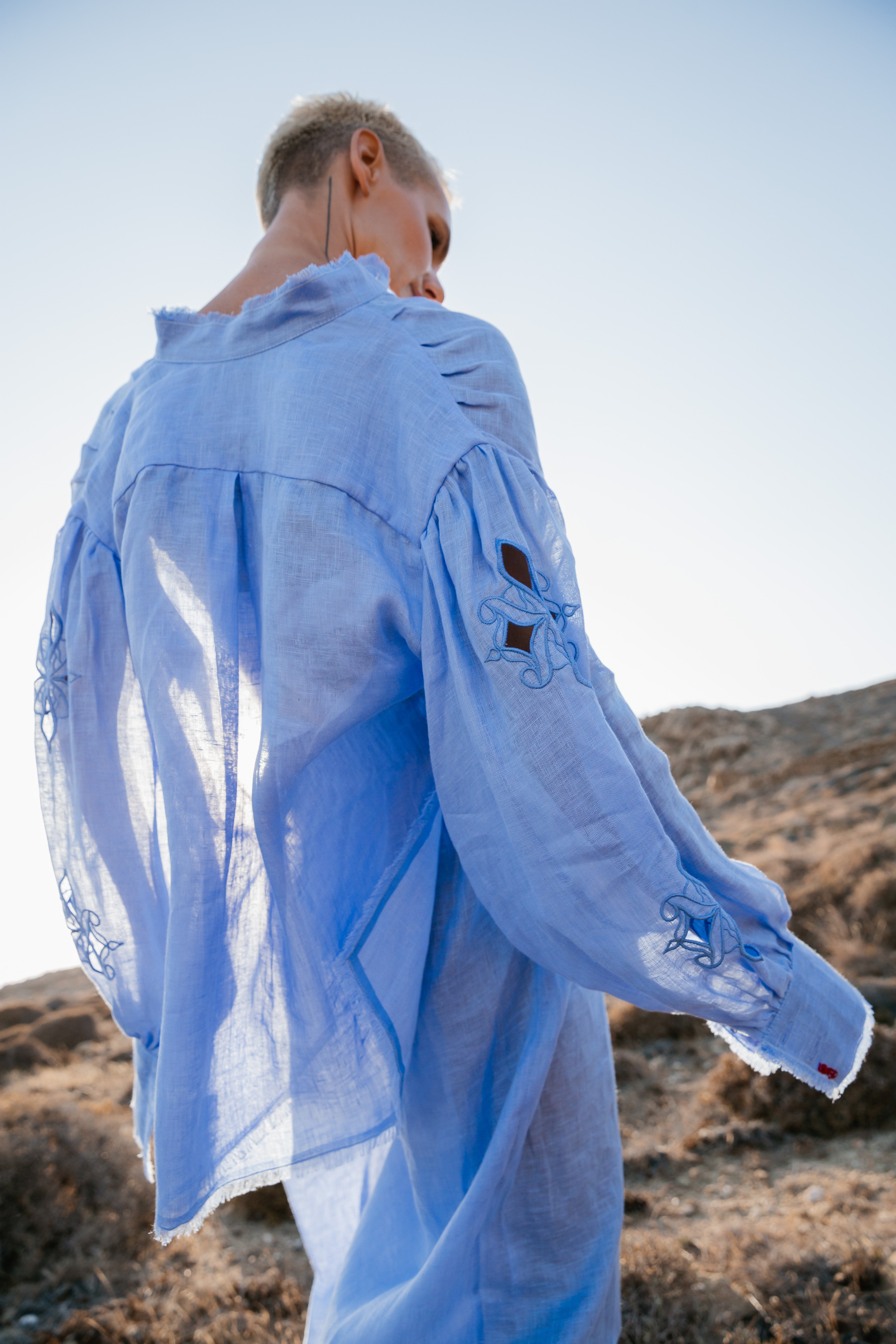 Cămașă albastră din in cu decupaje