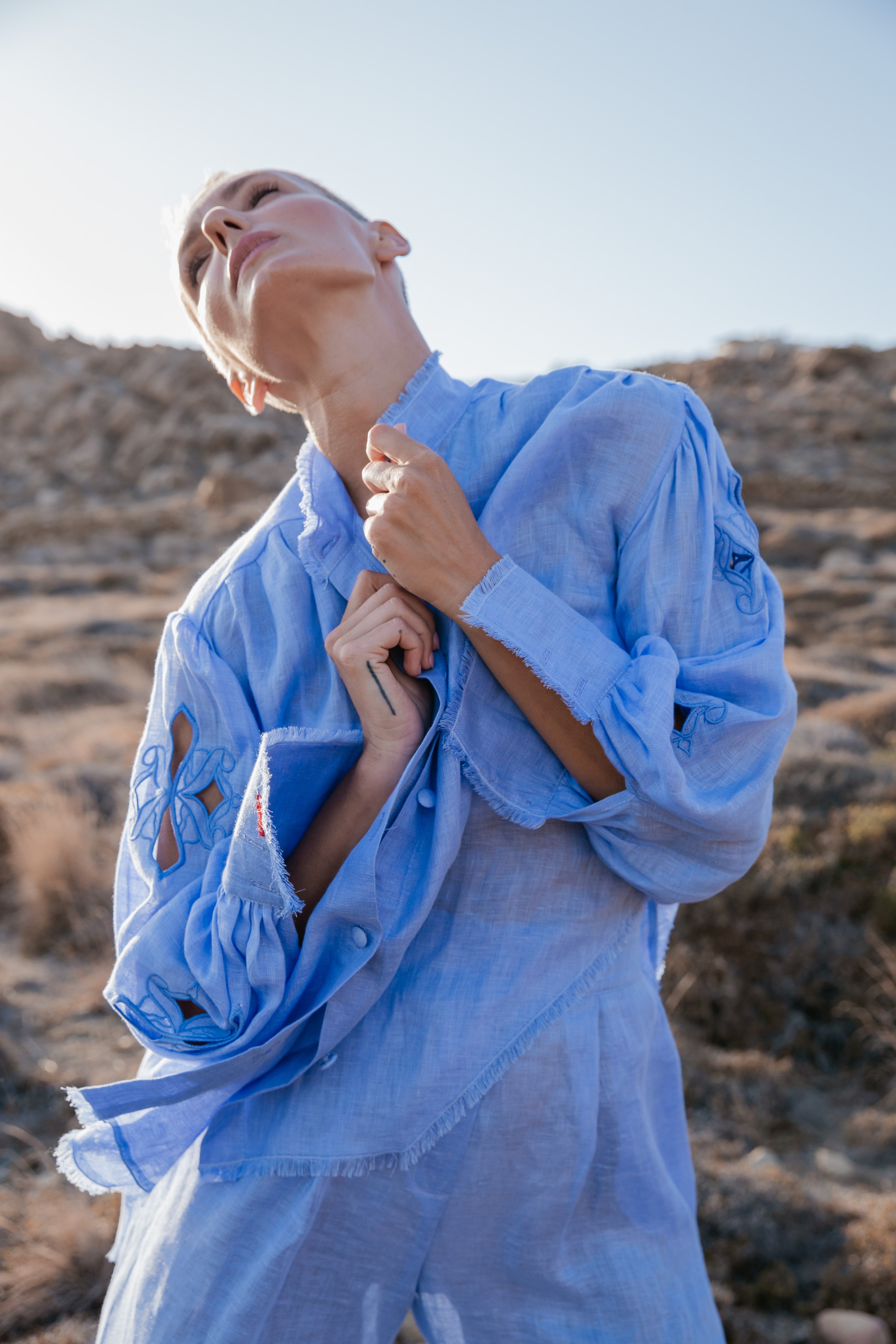 Cămașă albastră din in cu decupaje