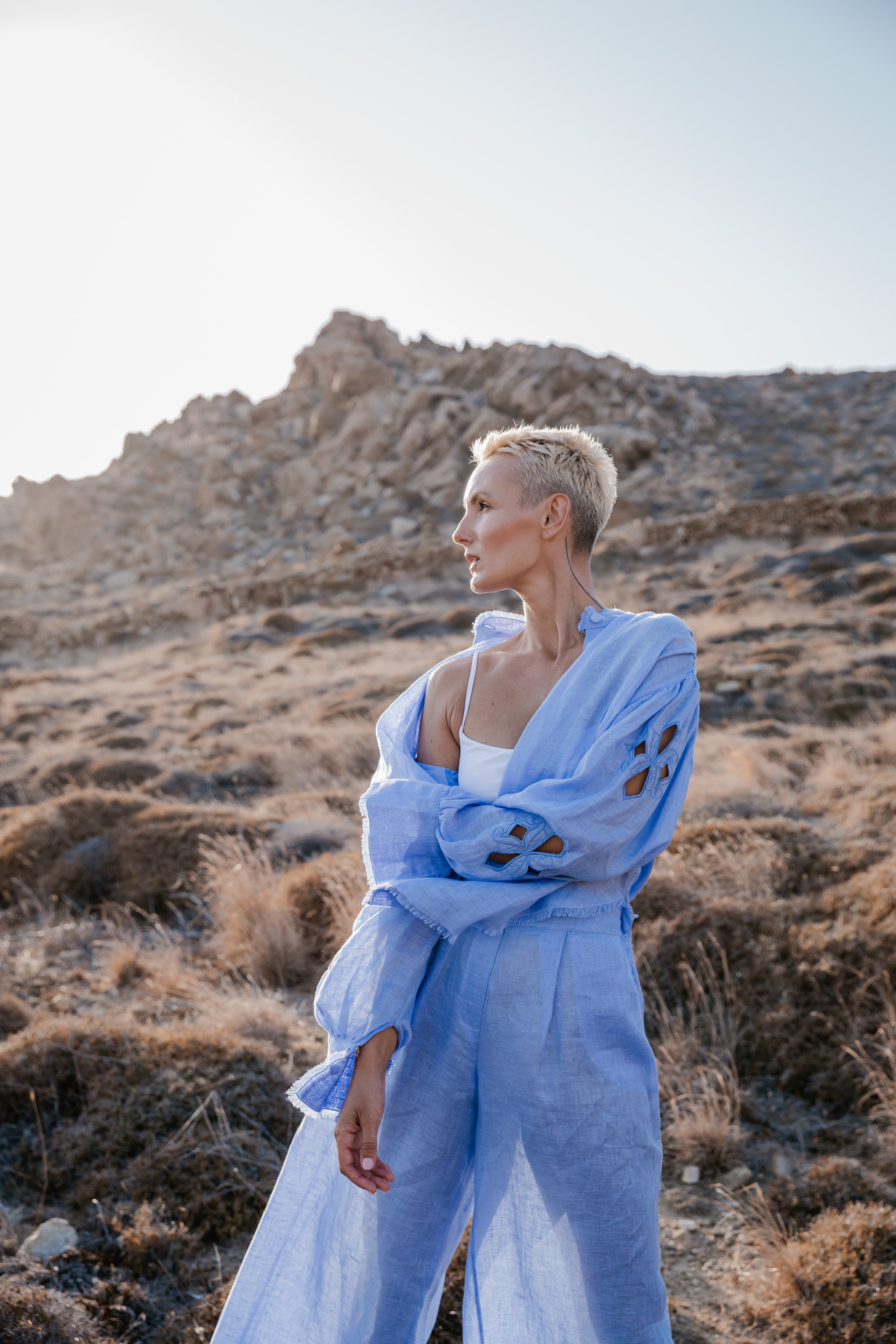 Cămașă albastră din in cu decupaje