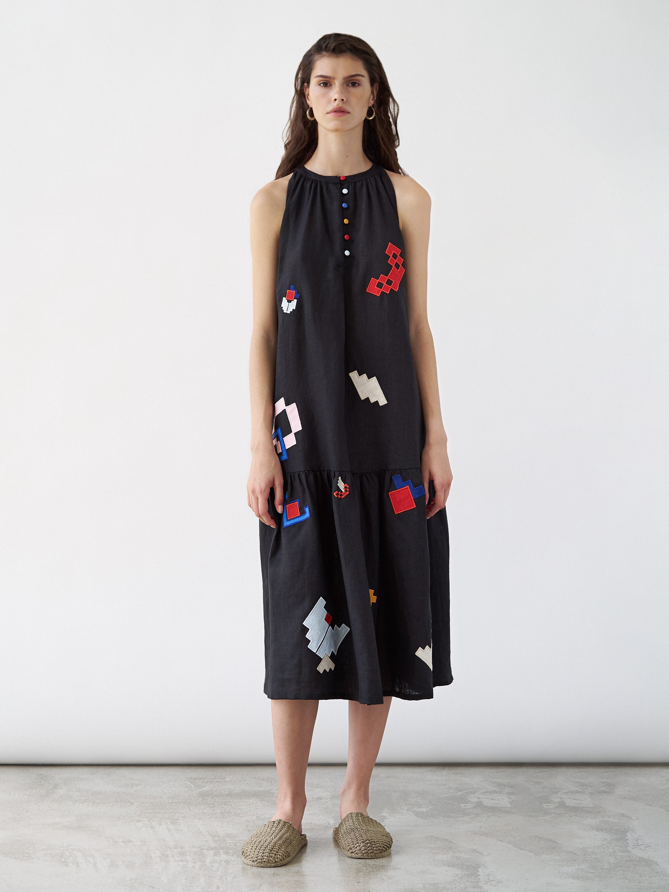 Rochia Eva de vară din in negru cu aplicatii colorate