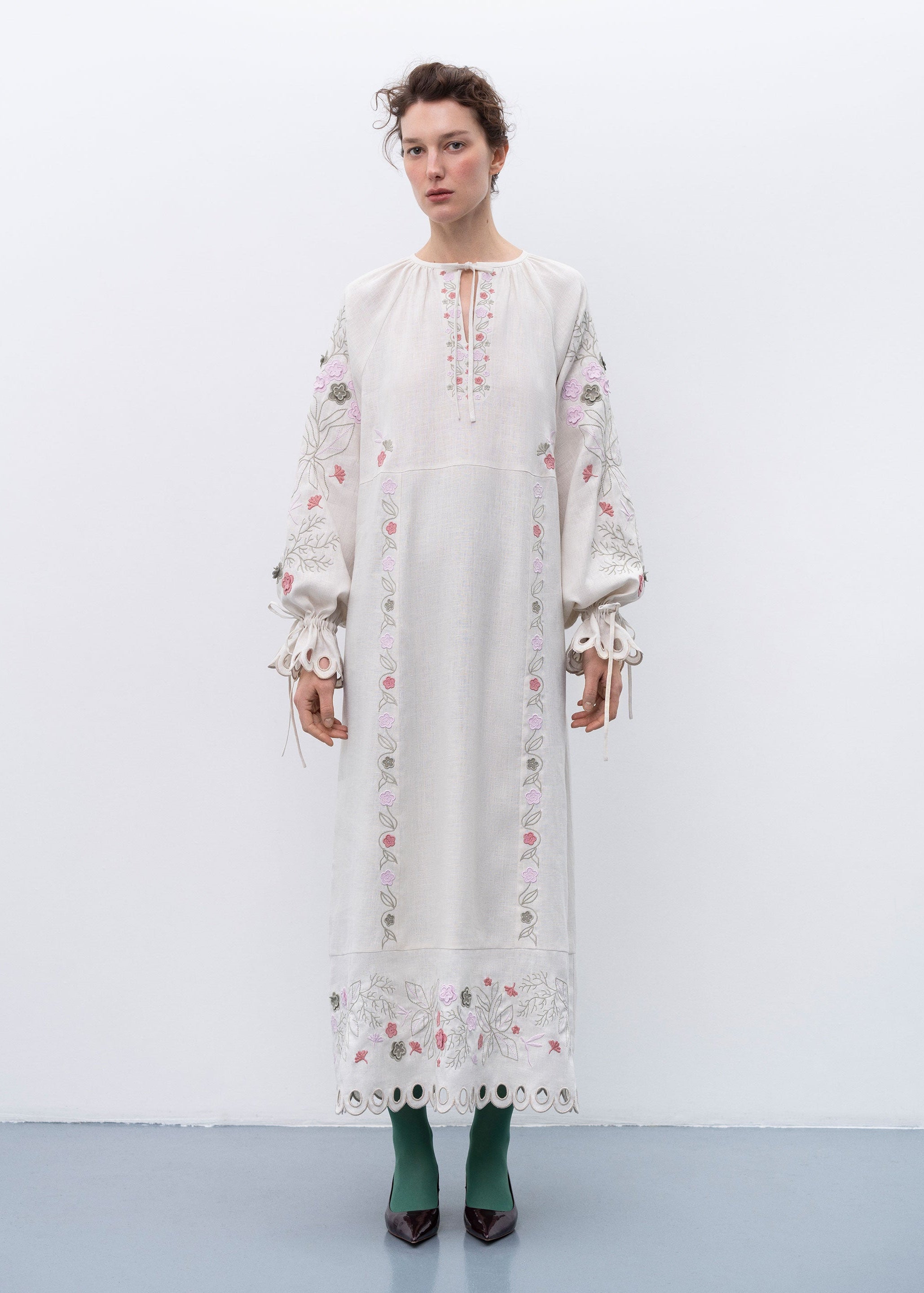 Rochie Rozmay brodată cu ornamente florale