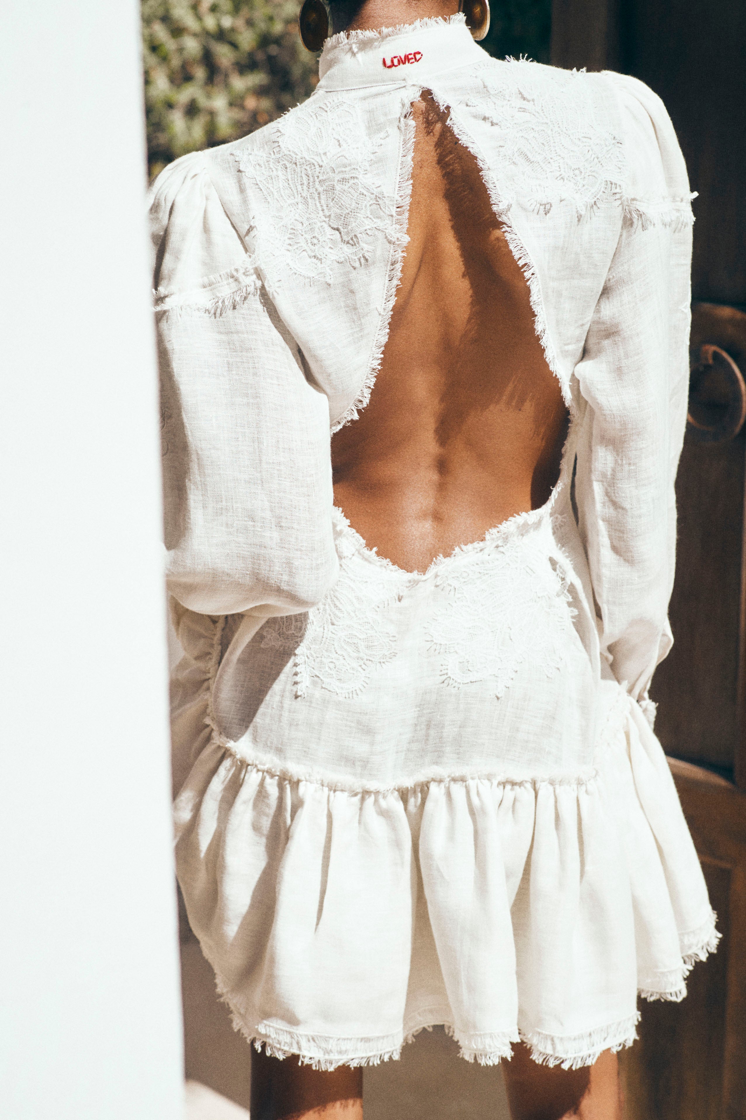 Rochie mini albă din in brodată cu spatele gol