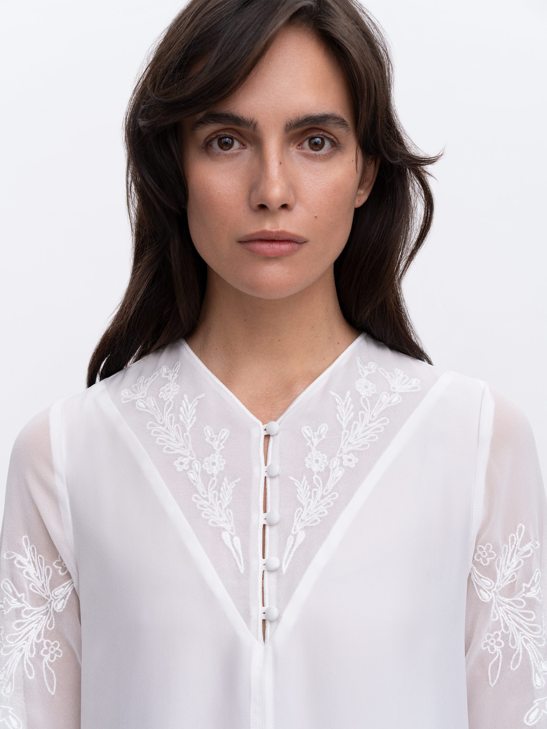 Rochie albă de mătase cu broderie Lileia