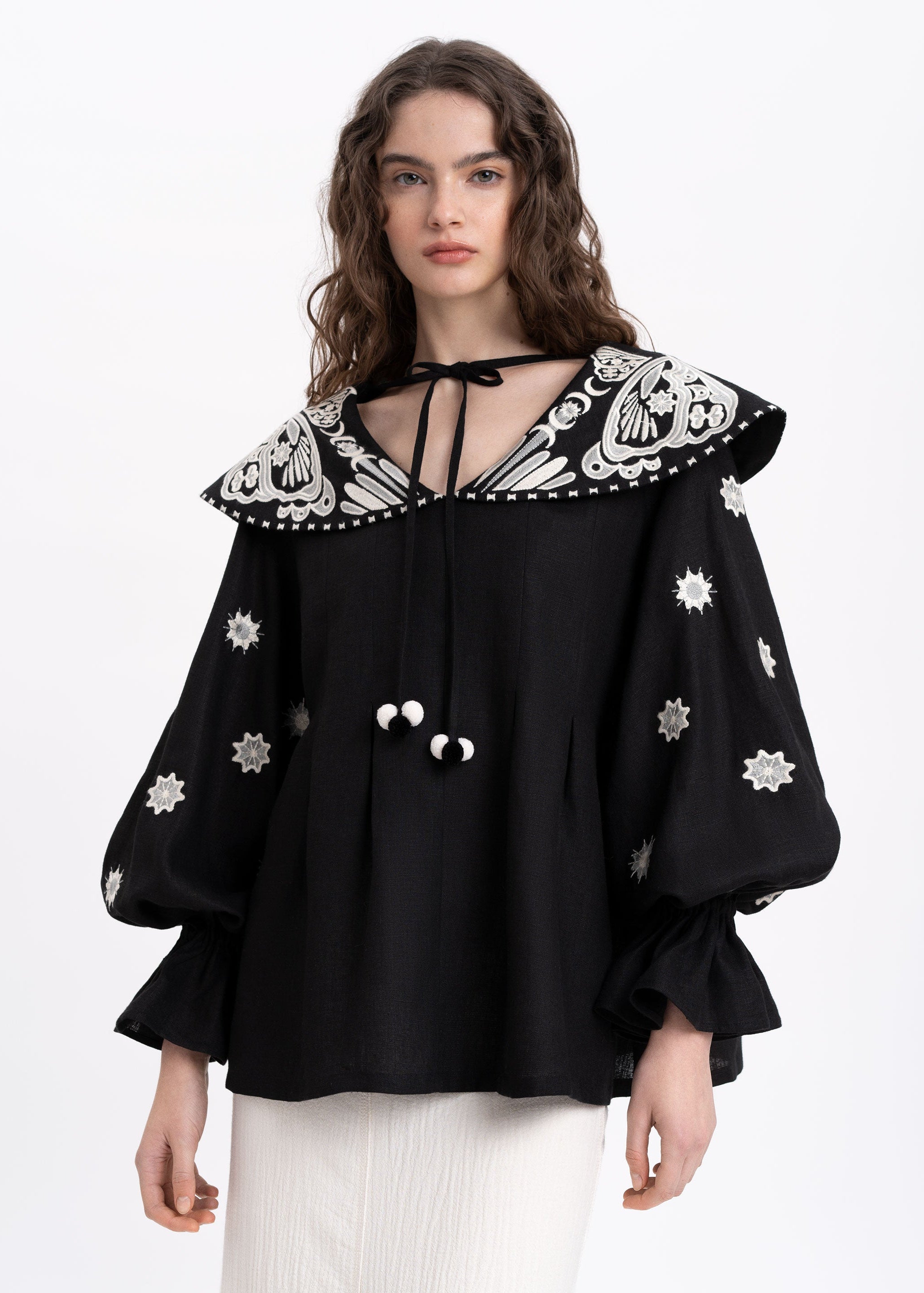 Bluză neagră Lehit din in cu guler brodat