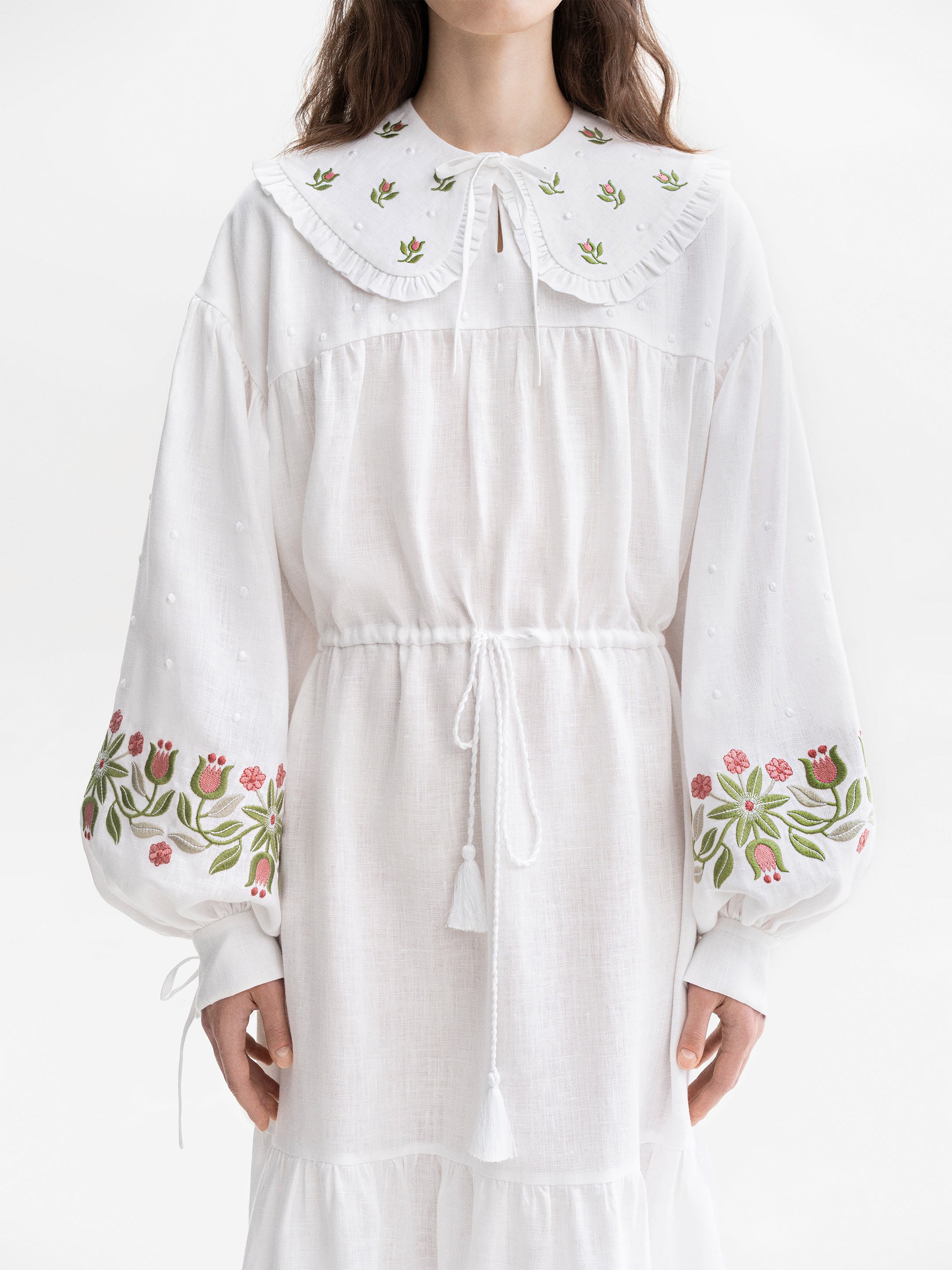 Guler alb cu ornamente florale brodate