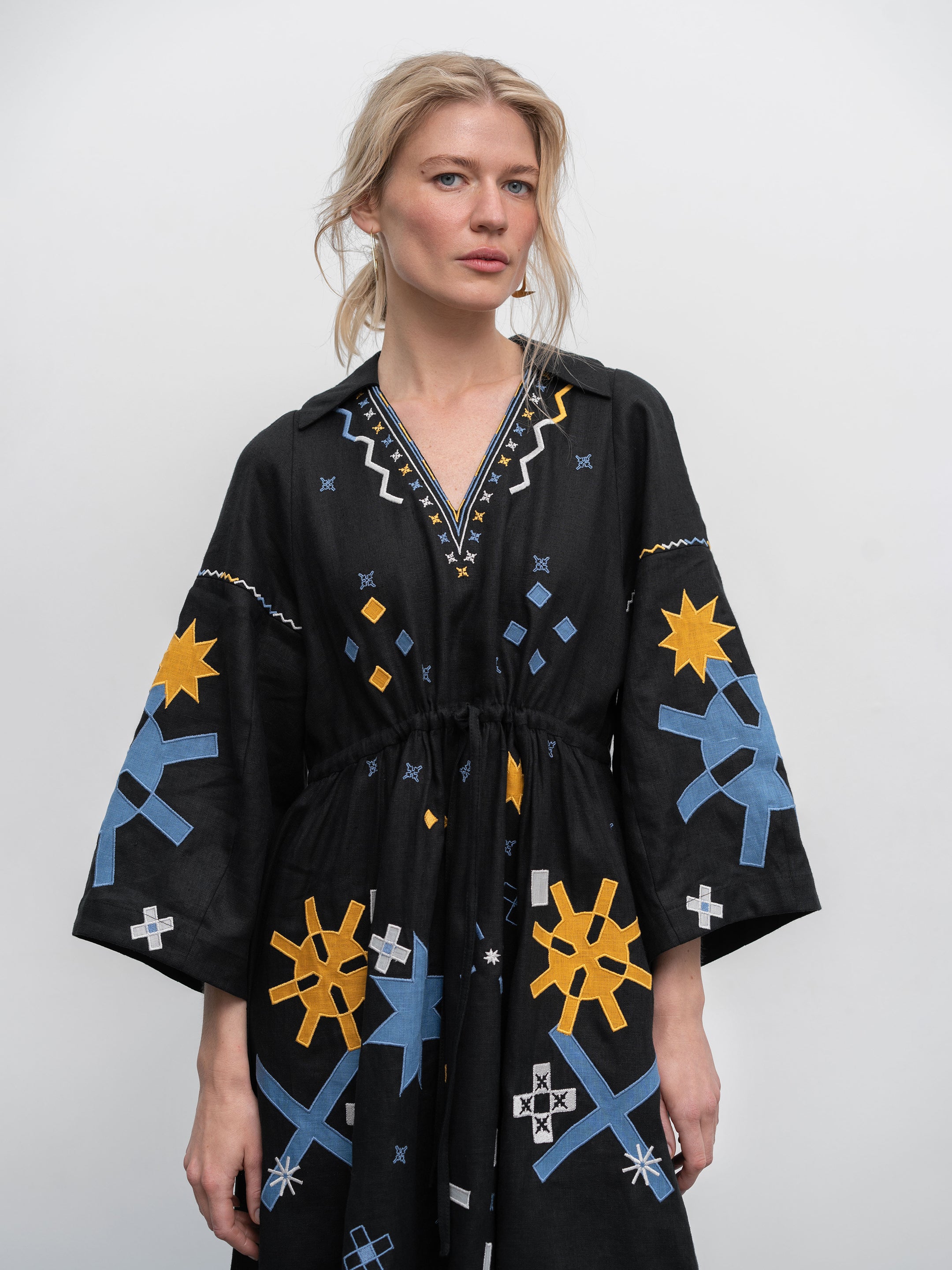 Rochie Zori neagră cu broderie și aplicații