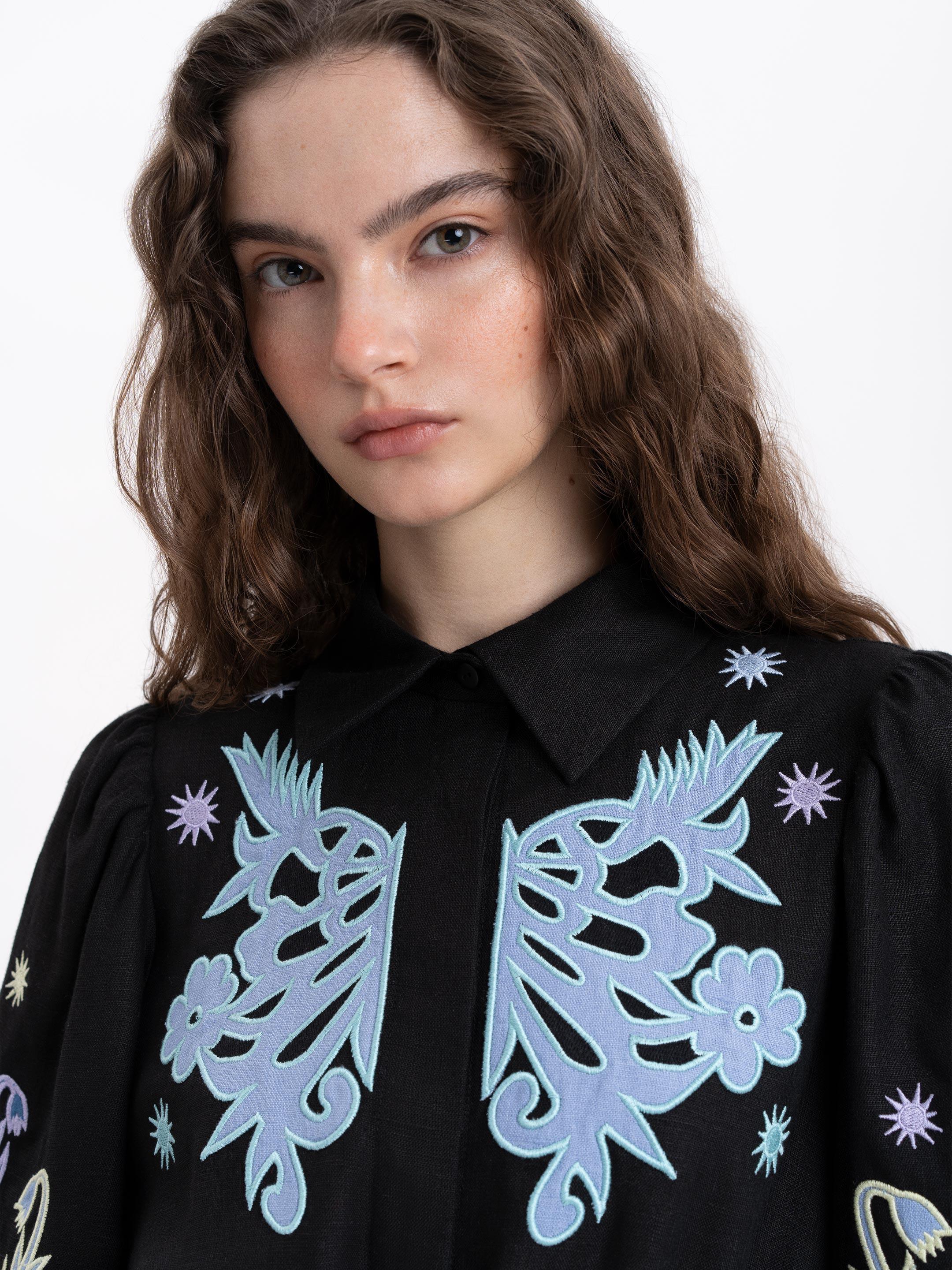 Rochia Pivnich din in negru cu broderie si aplicații