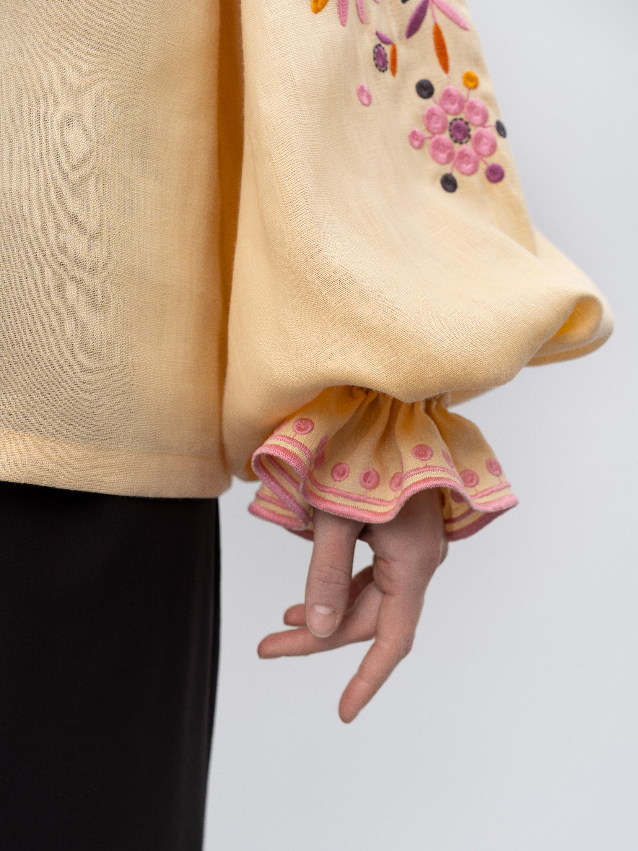 Bluză voluminoasă cu broderie și ornamente florale Kviten