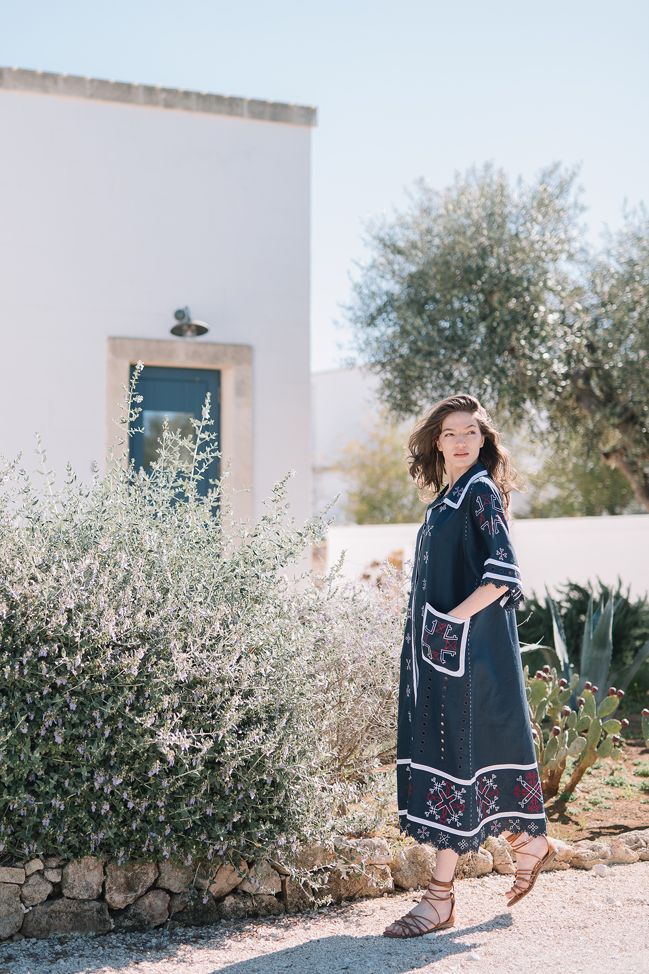 Edesia maxi din in natural de culoare albastru închis cu broderie geometrică colorată