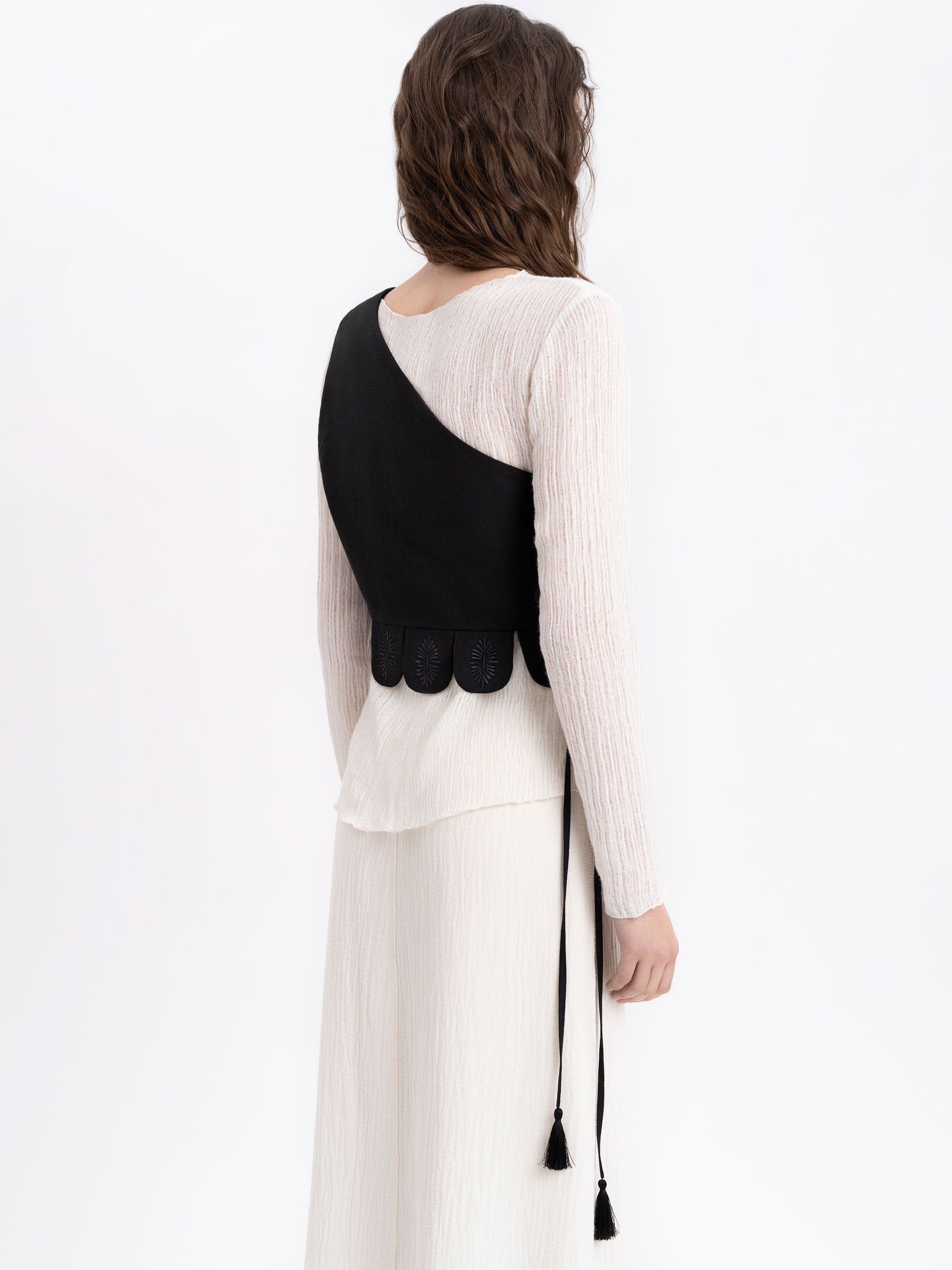 Vestă neagră din in cu broderie Osiayna