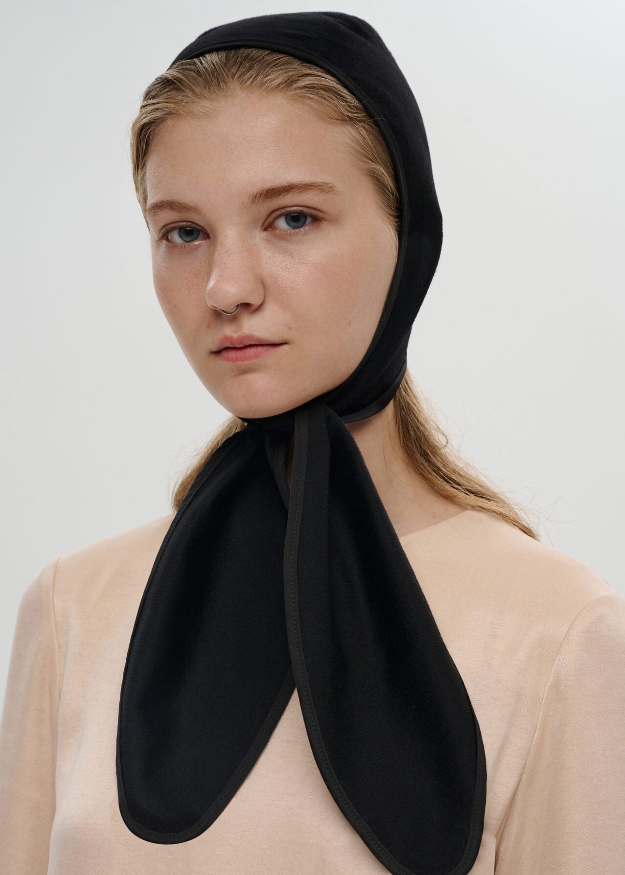 Cagulă neagră din amestec de lână cu urechi iepuraș