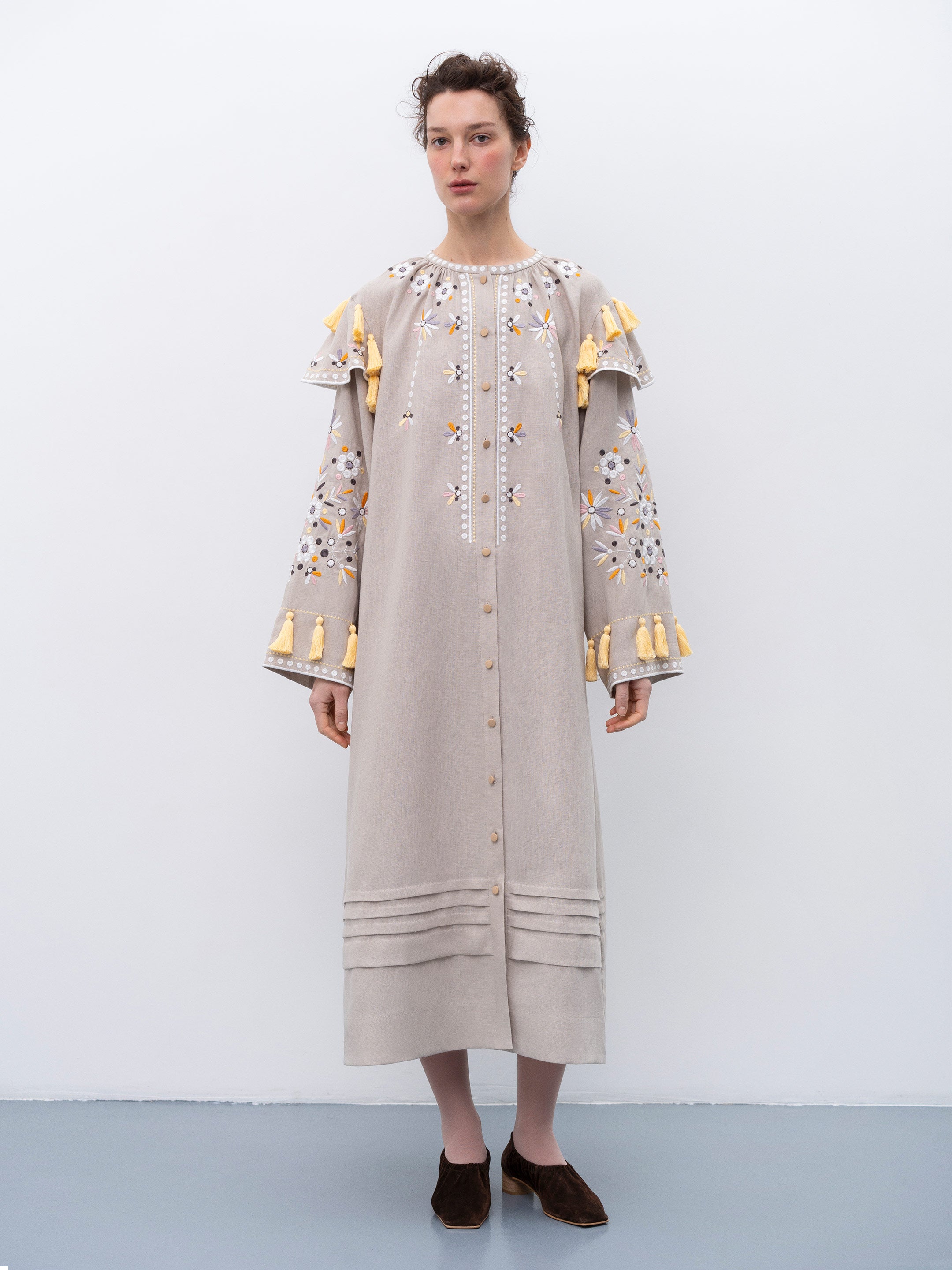 Rochia Vesnyanka bej brodată cu motive florale și ciucuri