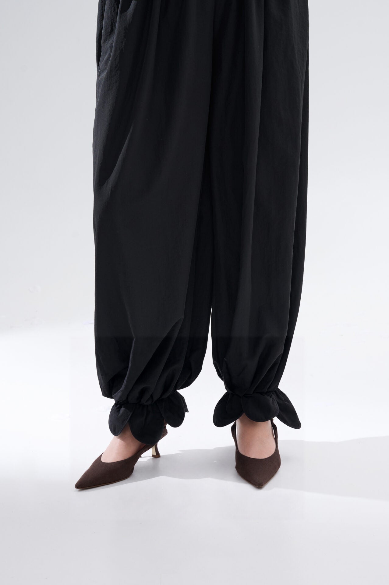 Pantaloni negri vaporoși Jasmine Parachute