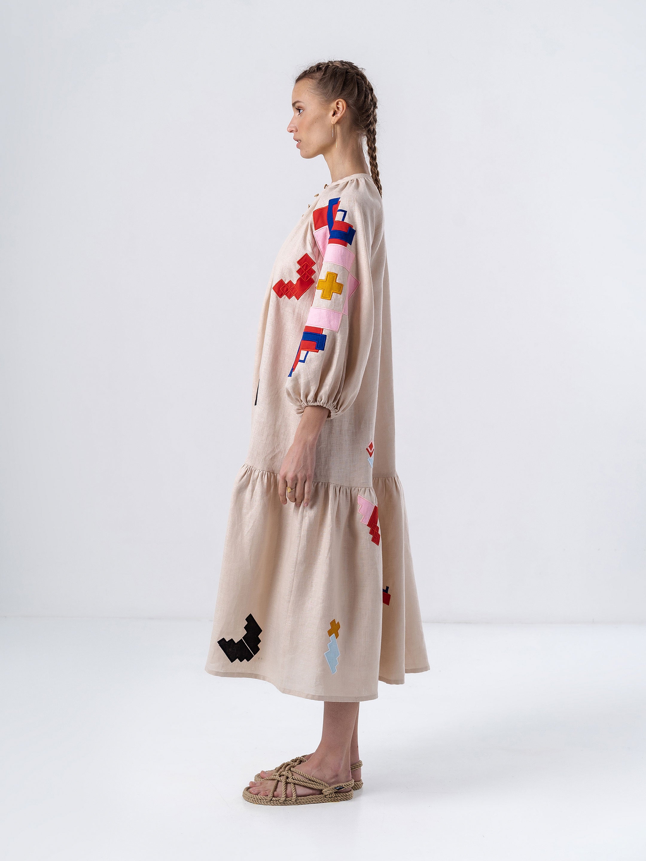 Rochia Eva din in ușor cu aplicații