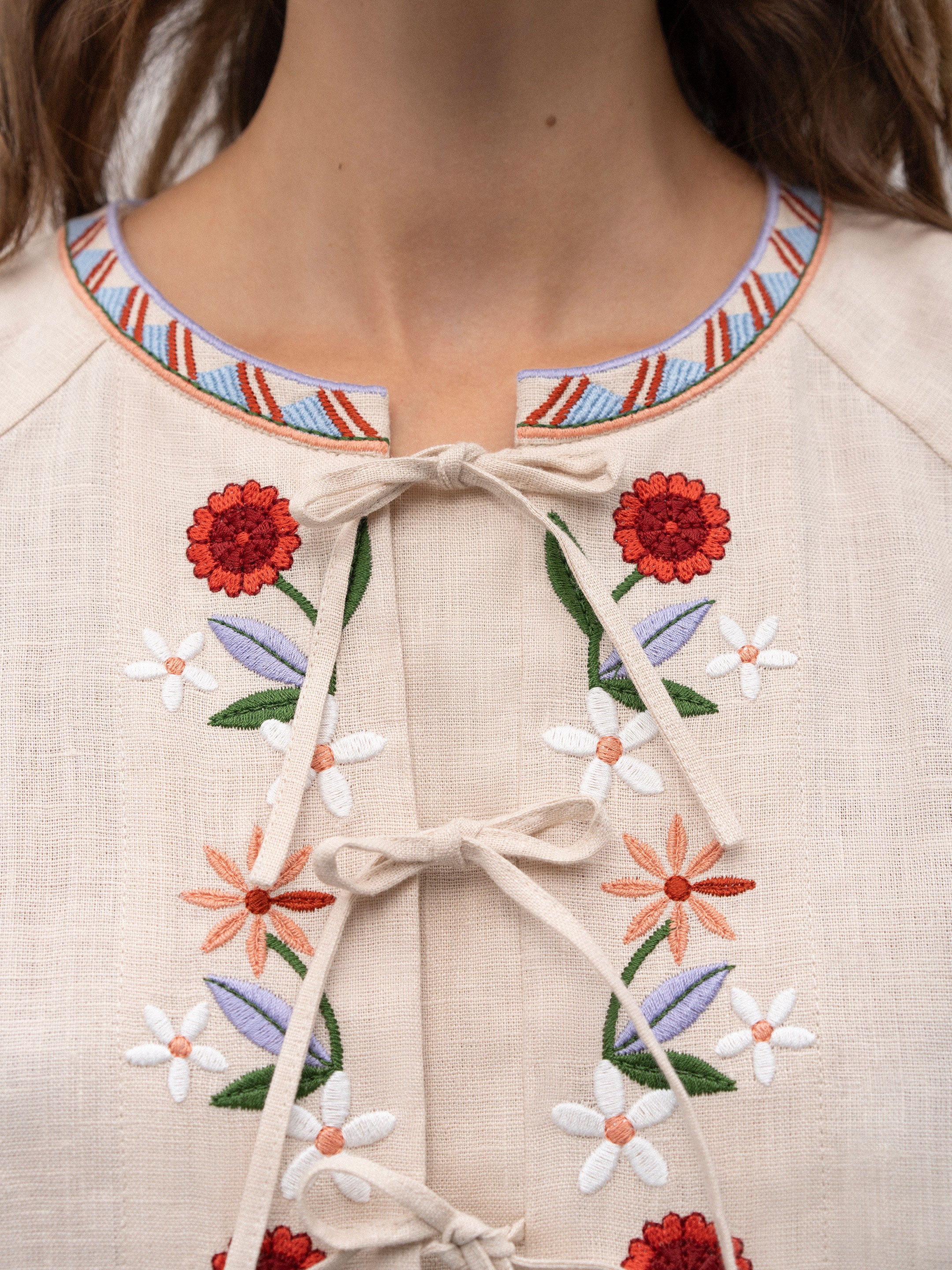 Bluza Abrykosy din in natural alb cu broderie abundentă 