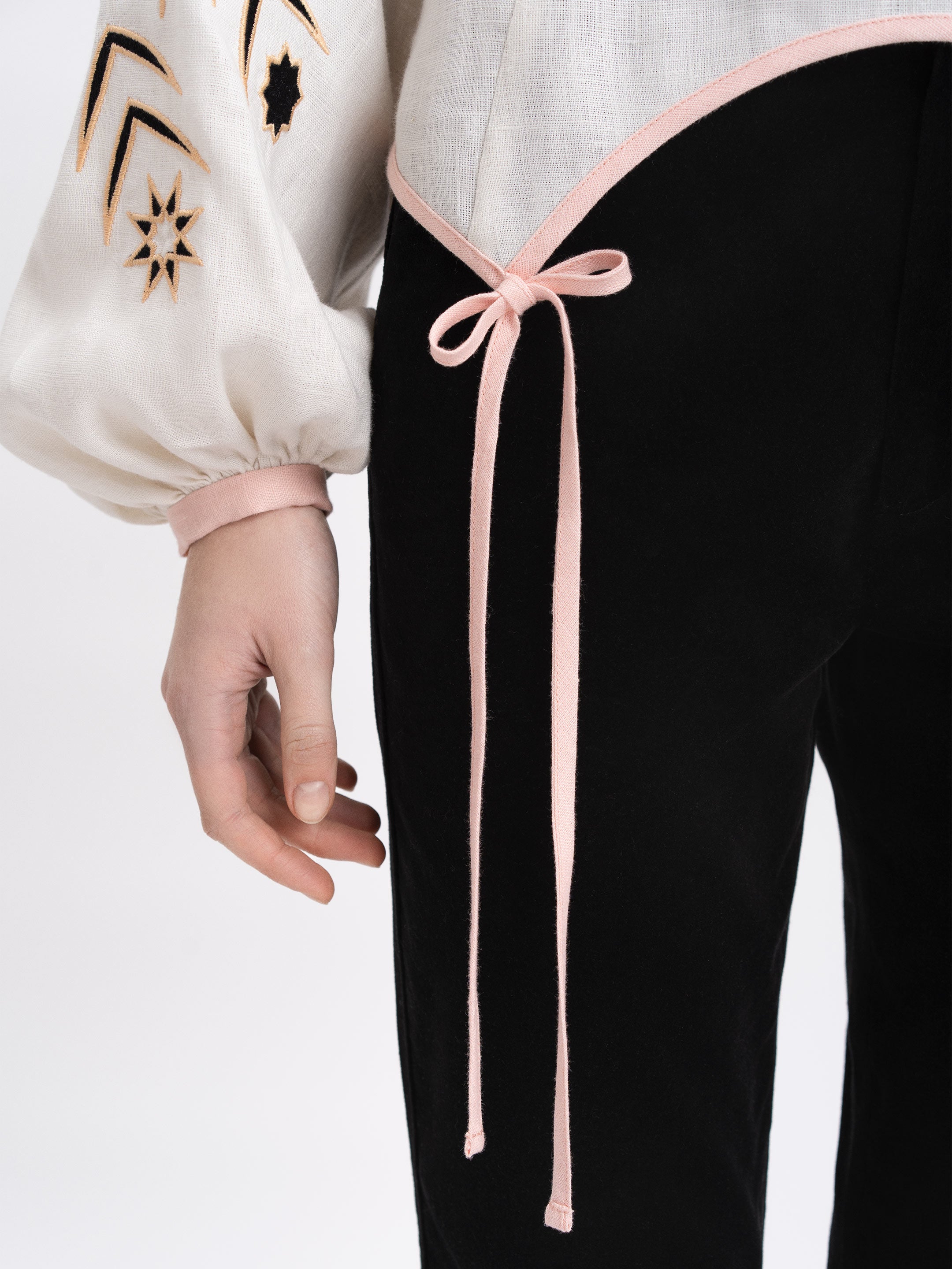 Bluza Zirka de zi cu broderie și ornamente aurii