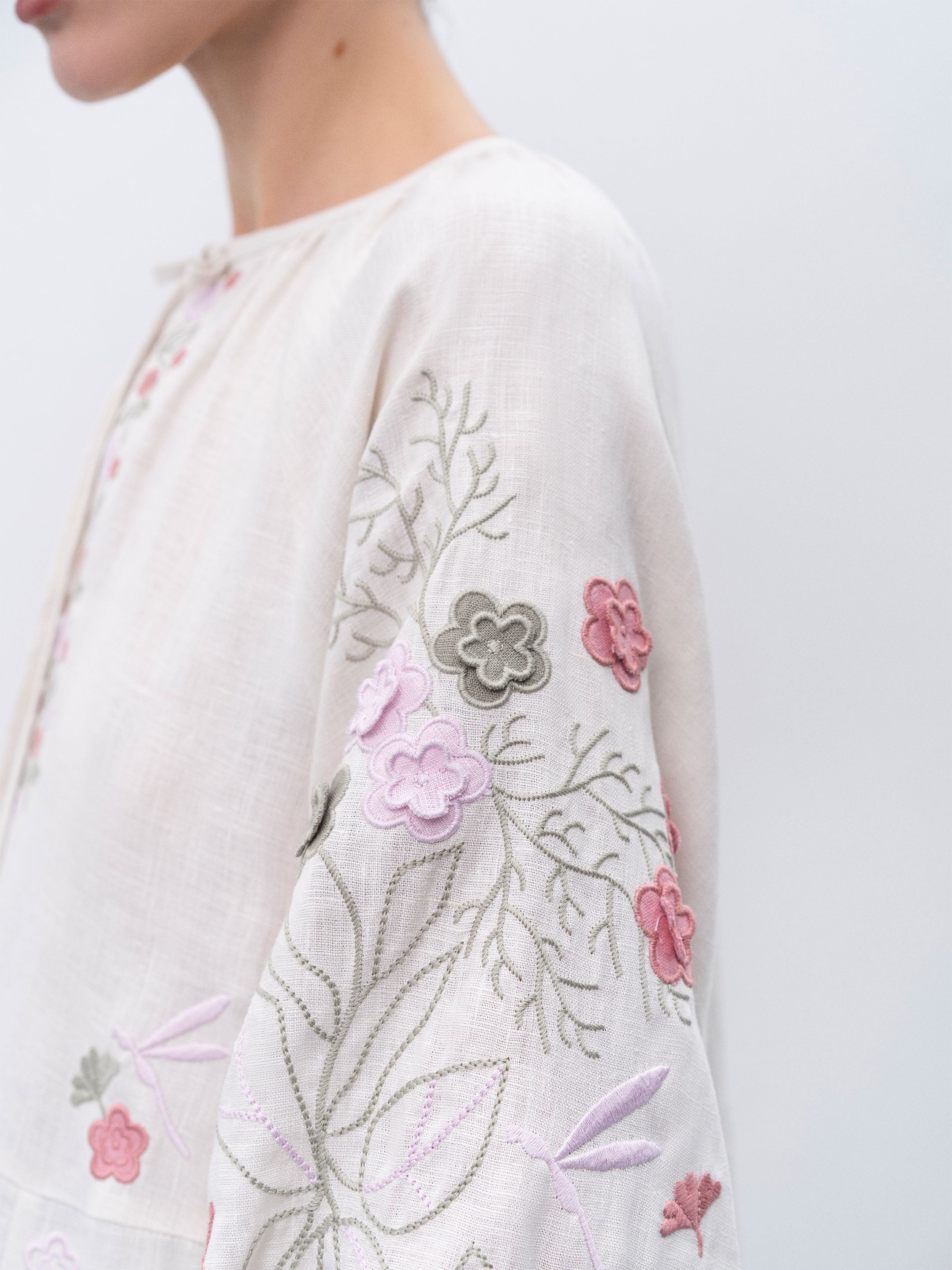 Rochie Rozmay brodată cu ornamente florale