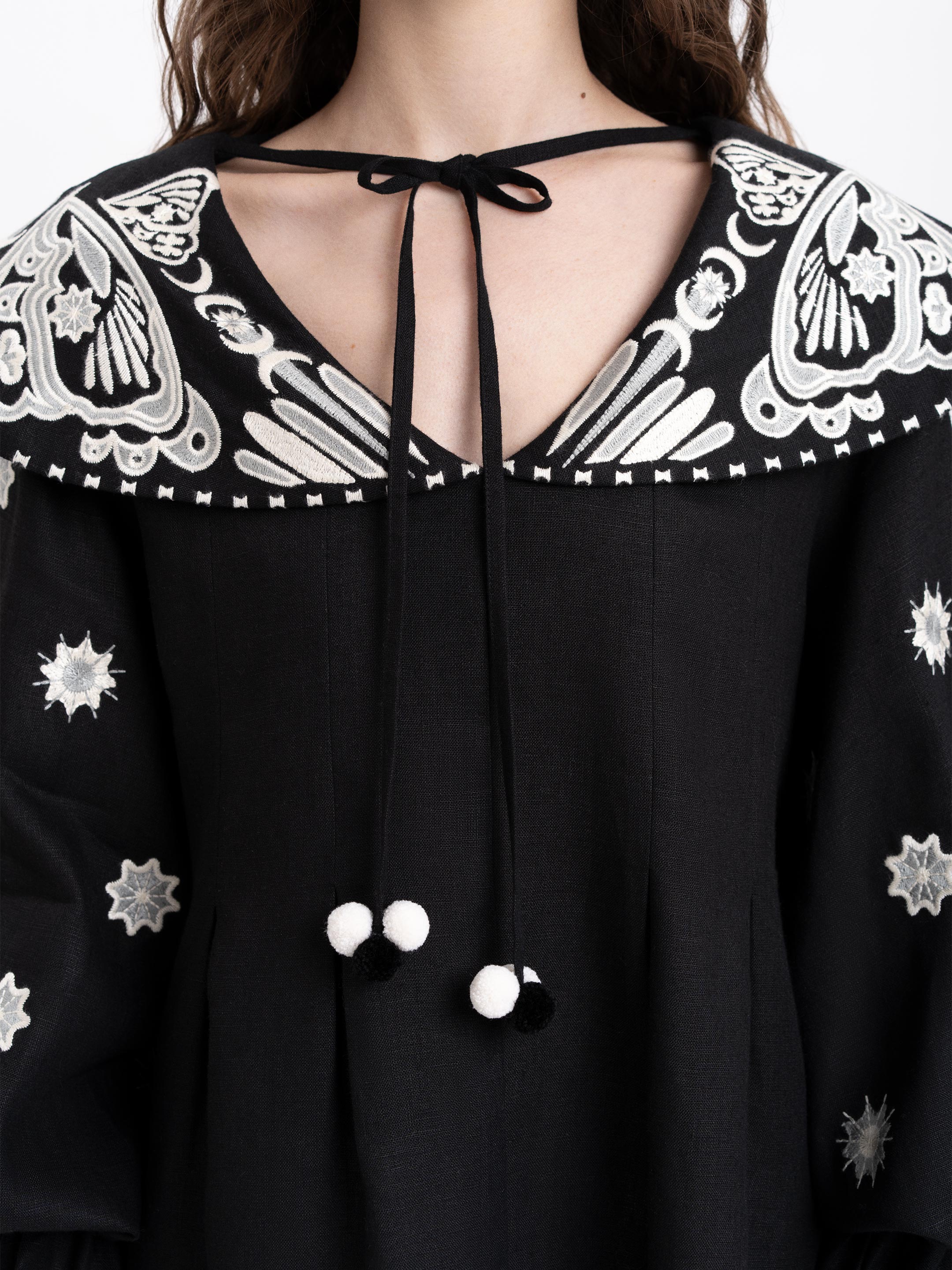 Bluză neagră Lehit din in cu guler brodat