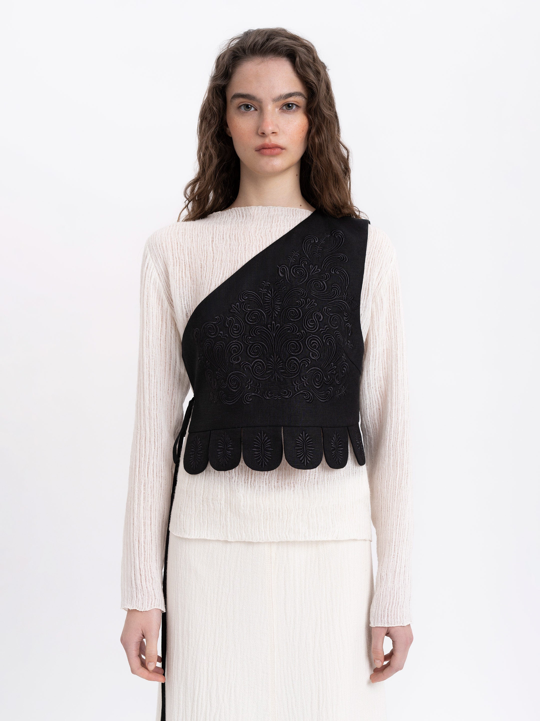 Vestă neagră din in cu broderie Osiayna