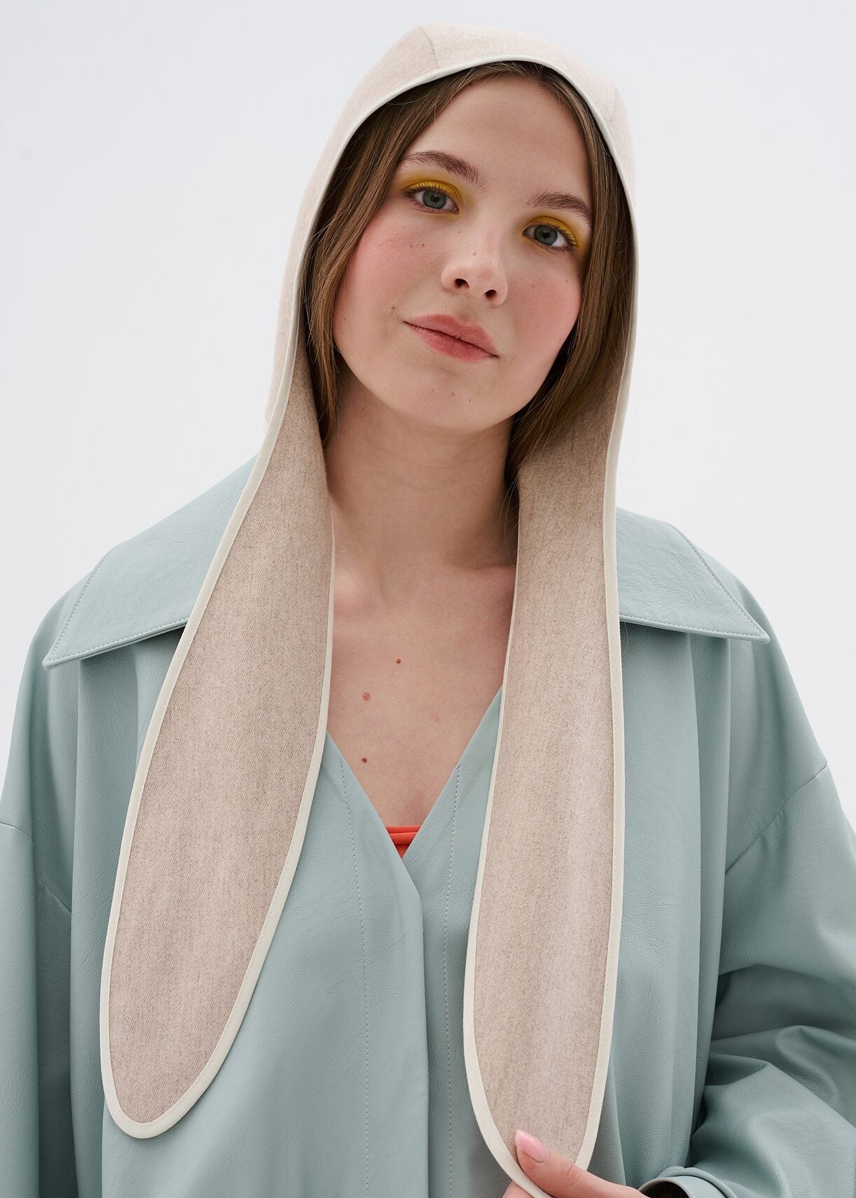 Cagulă bej din amestec de lână cu urechi iepuraș