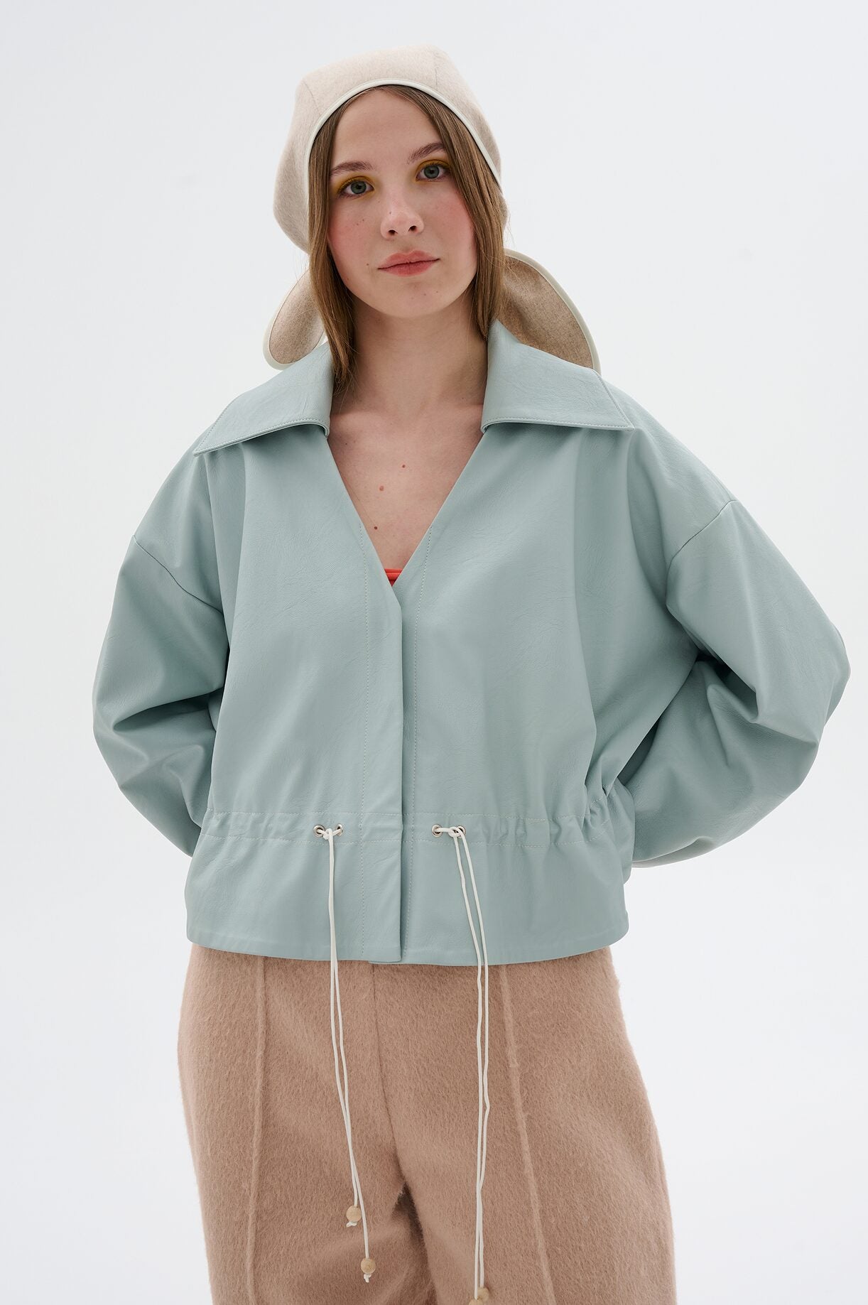 Cagulă bej din amestec de lână cu urechi iepuraș