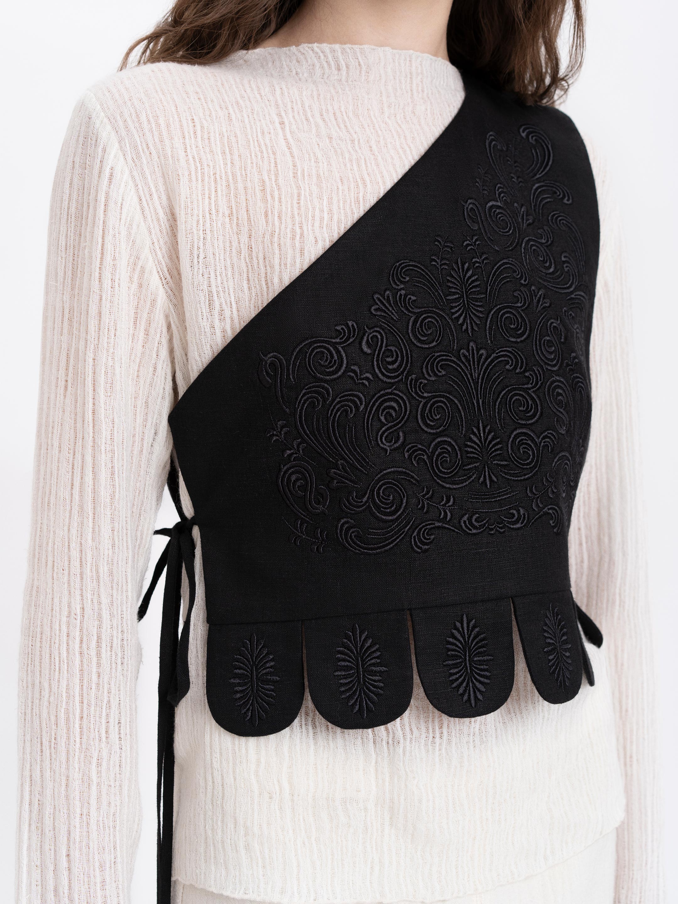 Vestă neagră din in cu broderie Osiayna