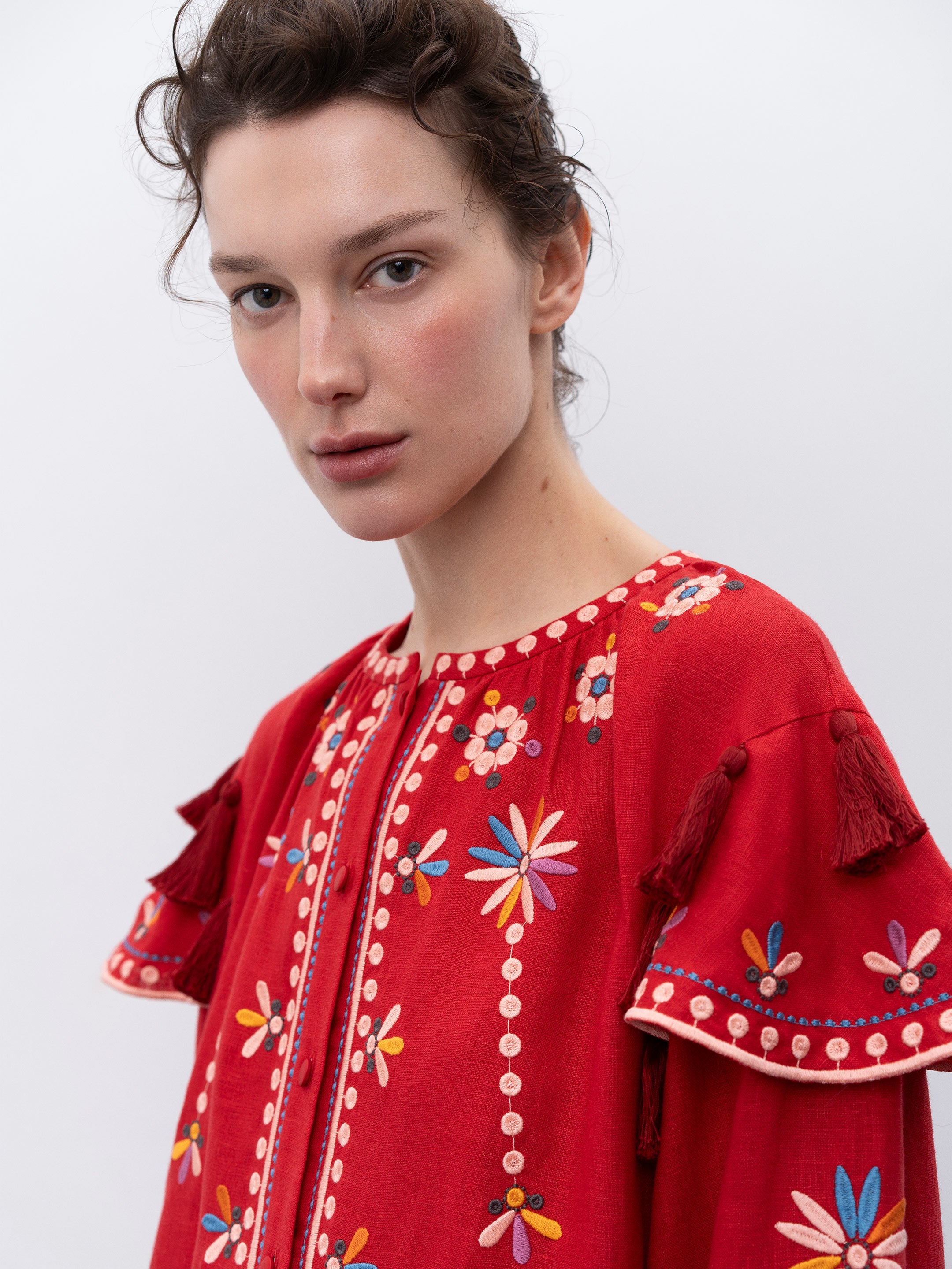 Rochia Vesnyanka roșie brodată cu motive florale și ciucuri