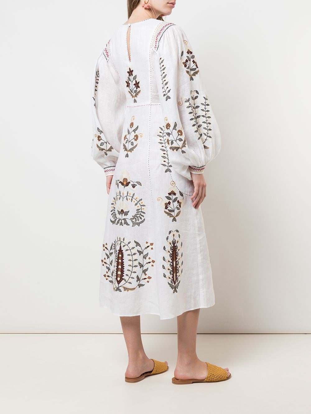 Rochie Lucilla midi din in verde deschis cu broderie florala